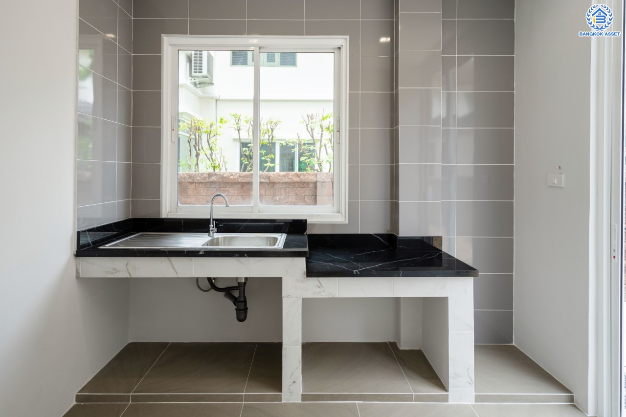 บ้านมือสองตกแต่งใหม่ ม.ลัดดารมย์ วัชรพล แบรนด์ Q.House เนื้อที่ 70.1 ตร.ว. ฟังก์ชัน 3 ห้องนอน 3 ห้องน้ำ จอดรถได้ 2 คัน Facilities ครบครัน บนทำเลเชื่อมต่อหลายเส้นทาง ถ.รามอินทรา ถ.สายไหม และถ.พหลโยธิน ใกล้สนามบินดอนเมือง ทางด่วน "ศรีรัช" และ เซ็นทรัลรามอินทรา...